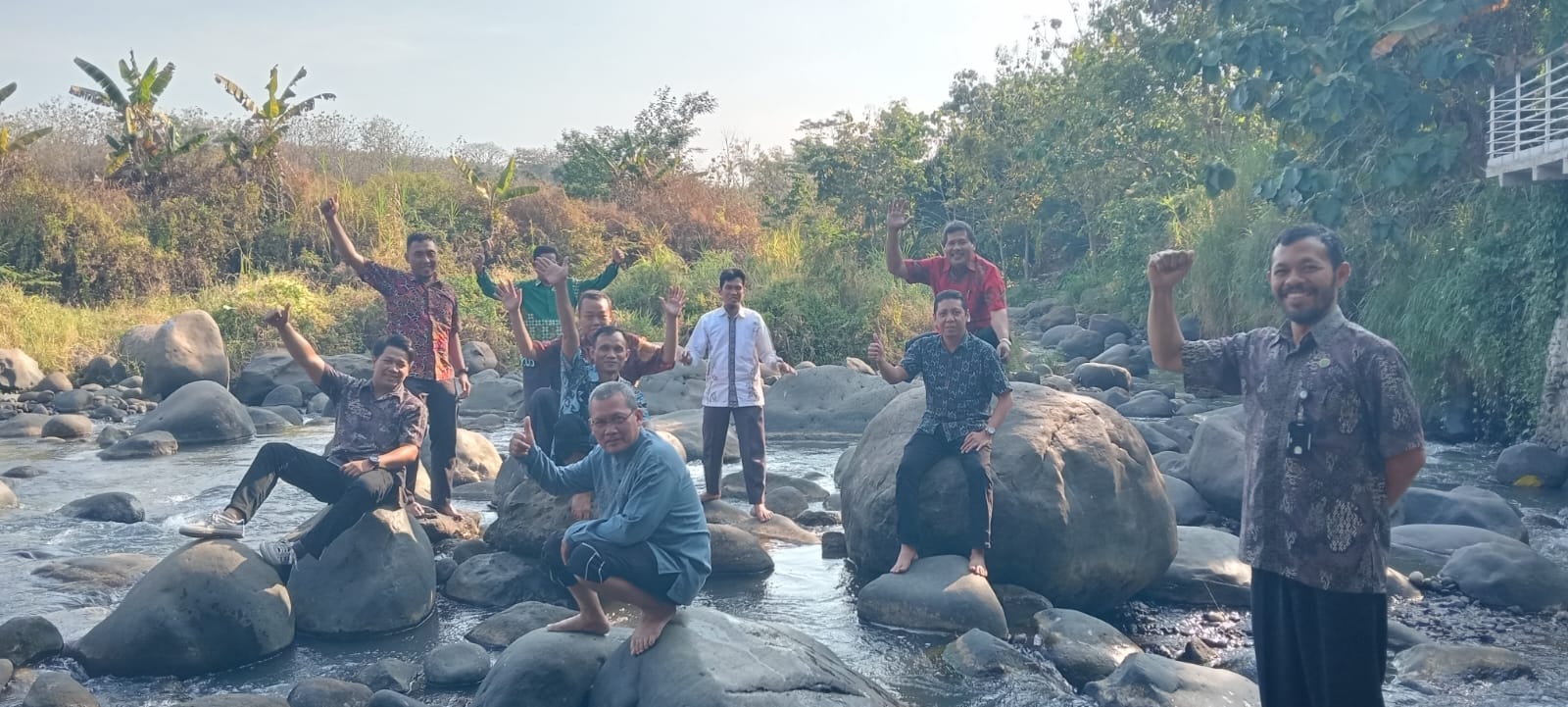 SMKN 1 Jiwan Perkuat Link & Match Industri mengadakan rapat terbatas di Rumah Makan Caping Gunung
